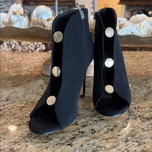 Elegant Black Heeled Ankle Boots with Gold Accents